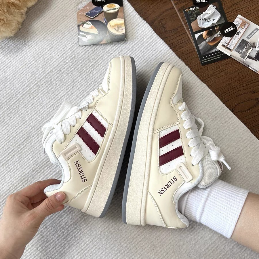 2026 primavera y otoño nuevos zapatos blancos casuales de estudiantes coreanos de moda universal diseño de dopamina zapatos de pan mujer