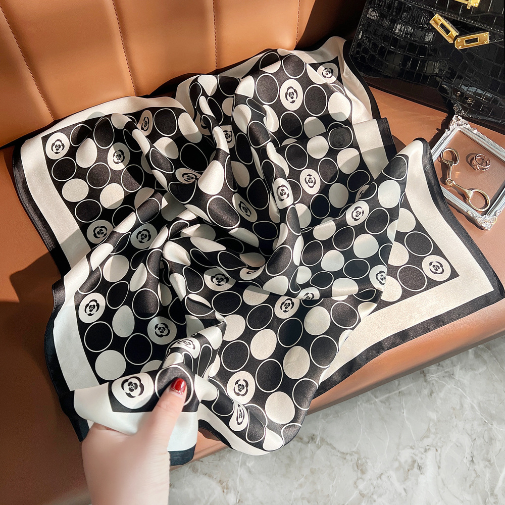 白黒の幾何学のストライプの韓国版の百合のシルクのスカーフの桑のシルクのスカーフの女性の春夏のファッションの薄いタイプのスカーフの贈り物