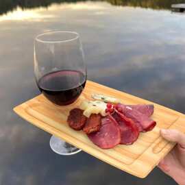 竹制开胃菜盘带酒杯架独立熟食板便携式野餐用酒杯架
