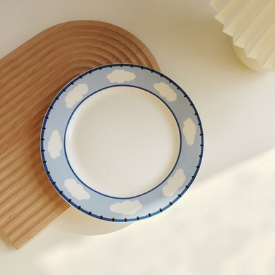 Nubes blancas sobre fondo azul