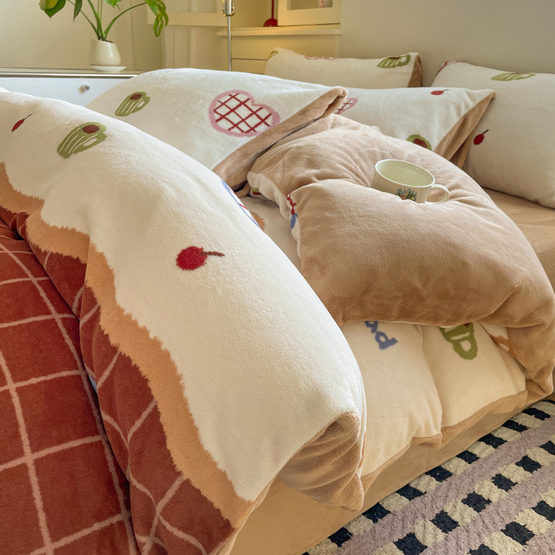 2025 nuevo dibujo animado de leche de seda de cuatro piezas en invierno engrosado calentamiento sábanas de seda de coral cubierta ropa de cama