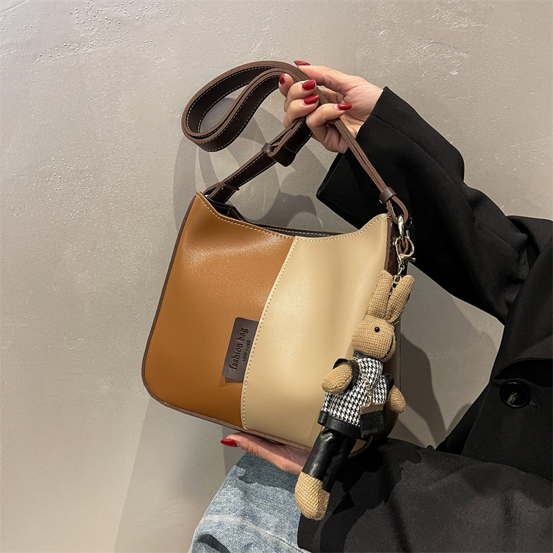 올해의 인기 대비 컬러 백 여성용 2021 가을 겨울 새로운 패션 올매치 메신저 백 복고풍 질감 패션 숄더백