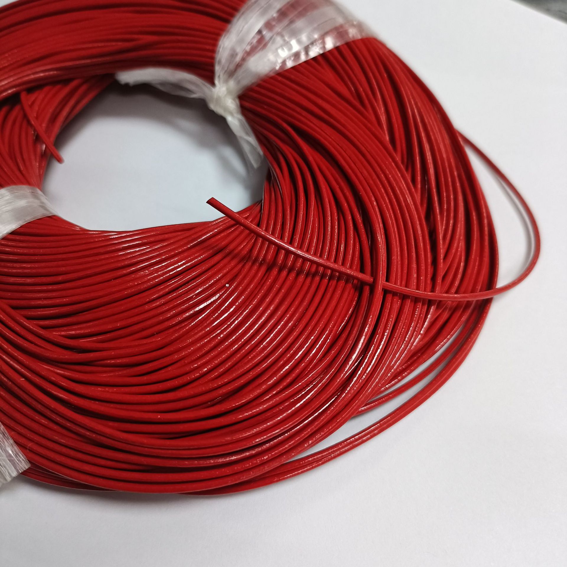 En stock al por mayor 1. 5mm color redondo cuerda de piel de vaca buena calidad DIY collar pulsera teléfono móvil cuerda accesorios de la joyería