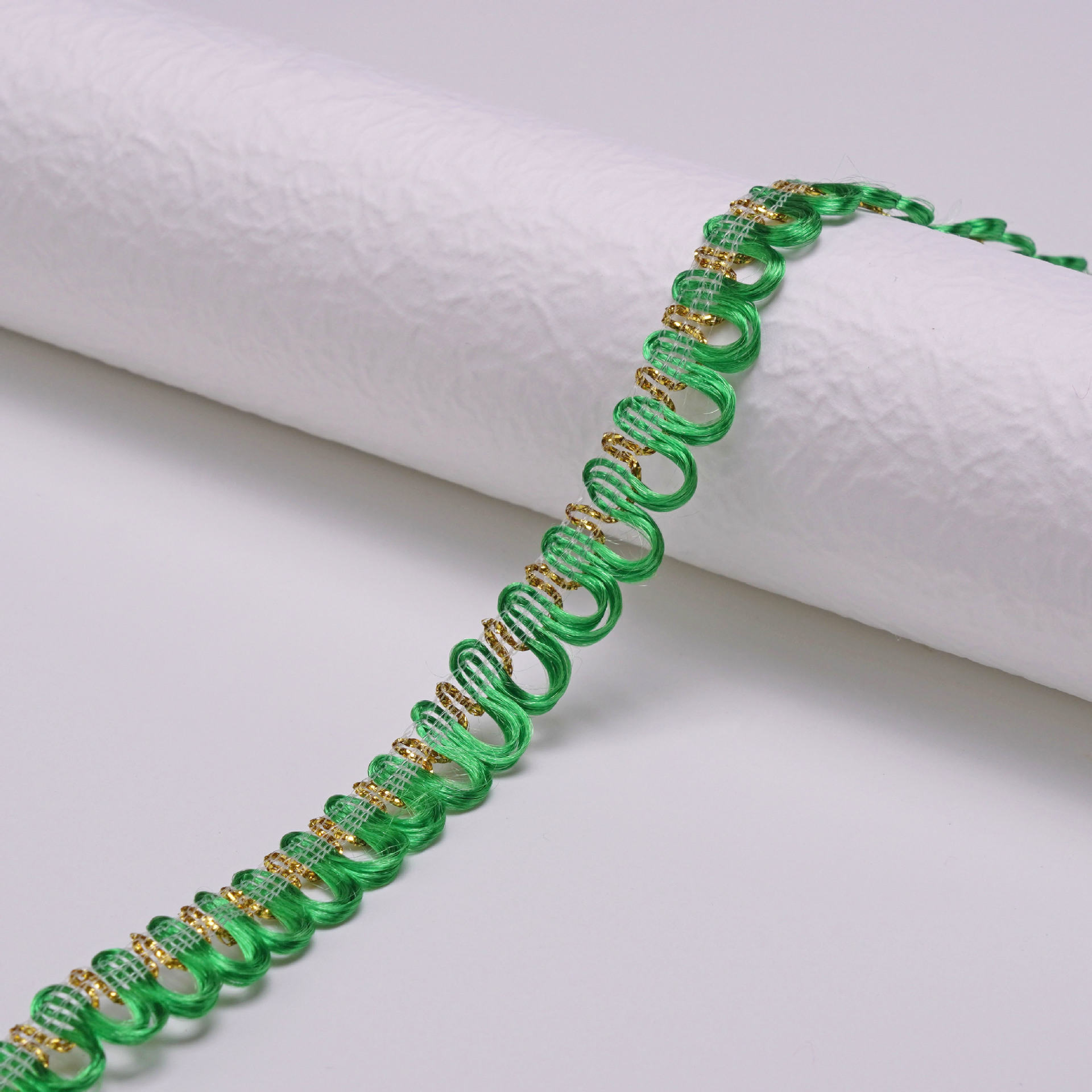 Suministro de stock directo de fábrica de 1cm de color dorado y plateado borde ondulado encaje ropa accesorios