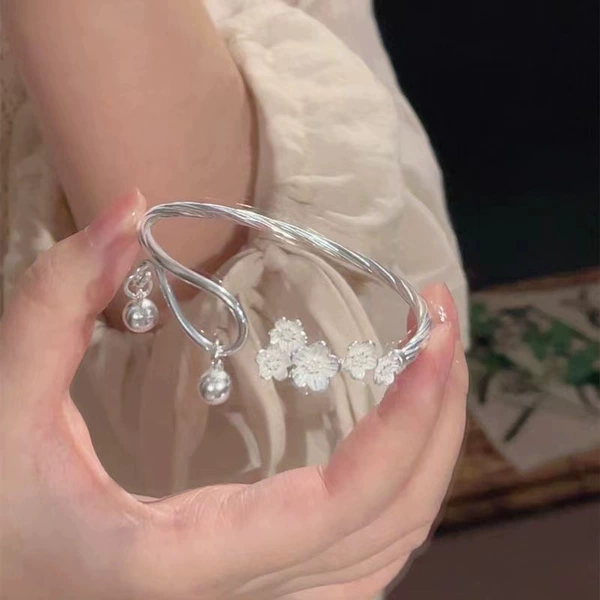 Серебристый