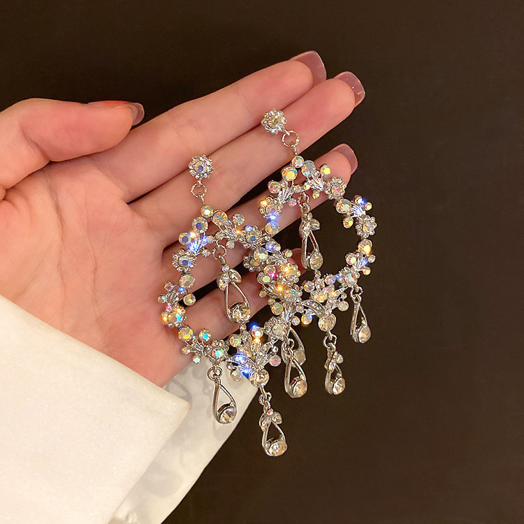 Agujas de plata transfronterizas flores de zircón aretes de bordillo estilo de moda pernos de auriculares lujosos de alto nivel de diseño de auriculares nicho