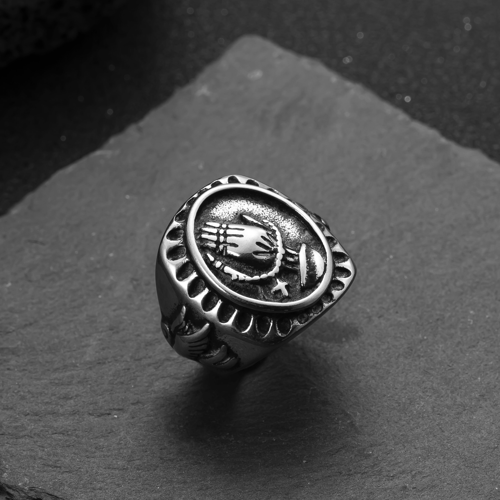 Anillo de acero inoxidable transfronterizo europeo y americano Cruz de fundición Anillo de hombre Hip Hop Retro Fabricante al por mayor de joyería de acero de titanio