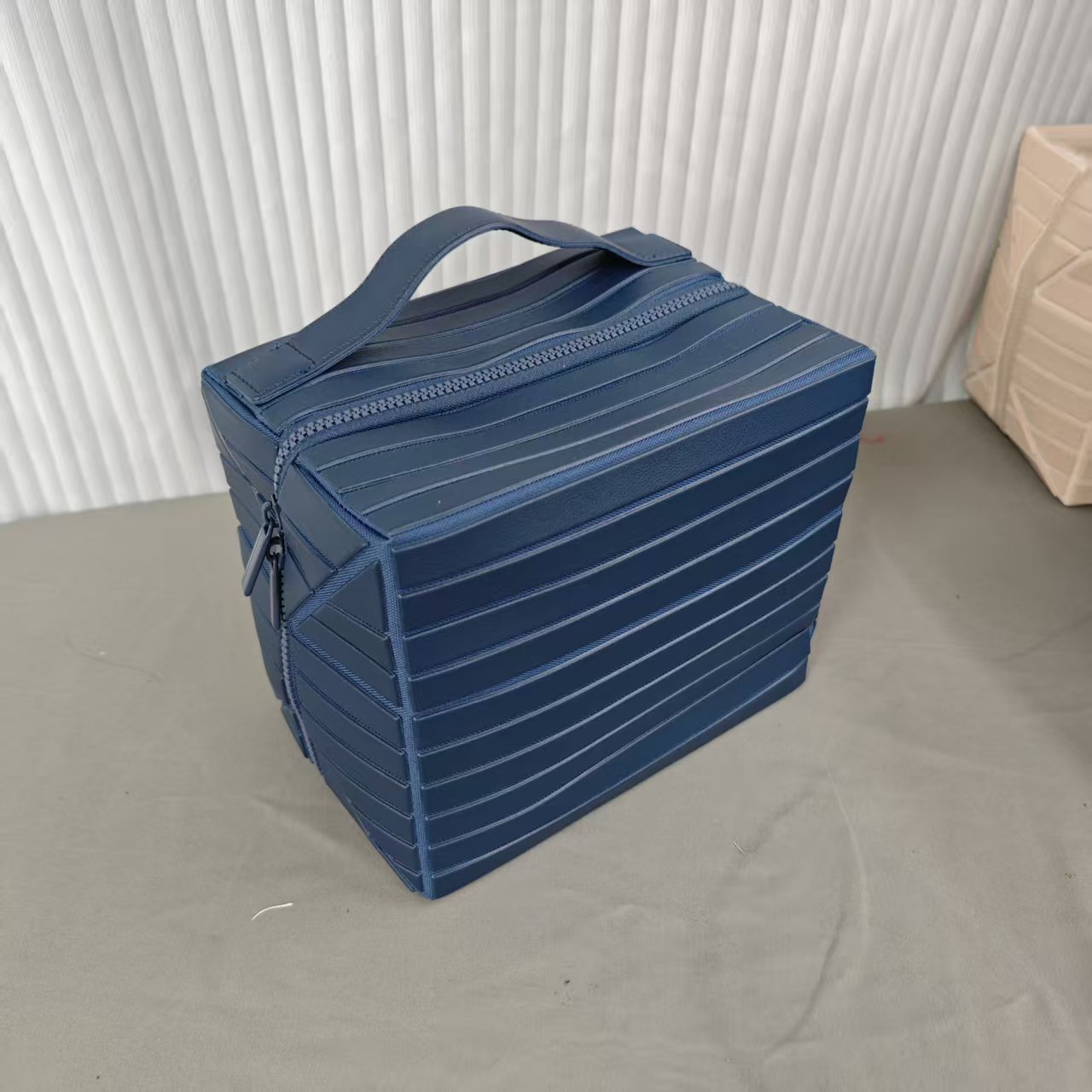 Estilo europeo simple explosión práctica gran capacidad hermosa bolsa de almacenamiento de viaje viaje estereoscópico estriado bolsa de maquillaje portátil