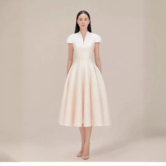 ベトナムの個性的なデザインのパフスリーブワンピース、春夏Vネック半袖花びらドレス、立体的な花びら付き