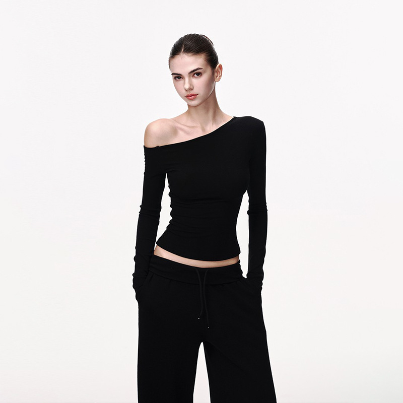 Black Long-Sleeve T-Shirt for Women, Spring Season, Off-Shoulder, Slim Fit, Flattering Base Shirt, Asymmetrical Shoulder, Short American-Style Sexy Top