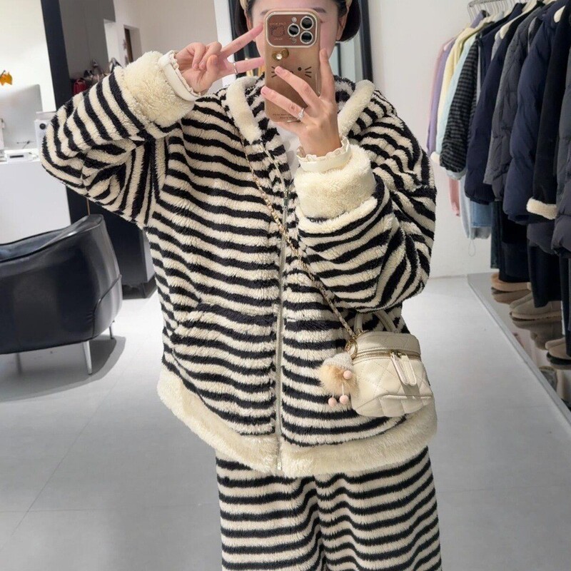 2025 New Autumn and Winter Stripesd Hooded Suit Pajamas Home Clothes Women's Comfortable Velvet Fleece-Lined Thickeneded Cardigan Two-Piece Set 2025 New Autumn and Winter Stripesd Hooded Suit Pajamas Home Clothes Women's Comfortable Velvet Fleece-Lined Thickeneded Cardigan Two-Piece Set