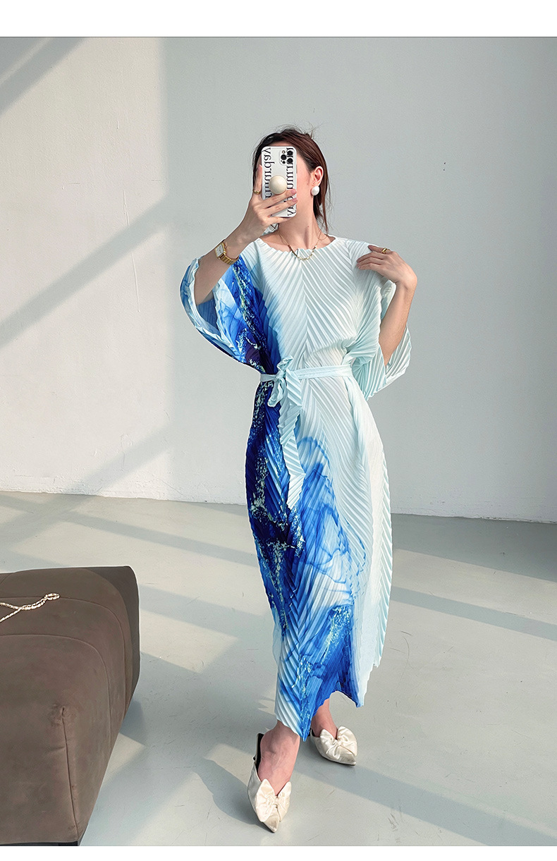 Váy maxi xếp ly in họa tiết cao cấp, chít eo thon gọn, phong cách thanh lịch — Màu xanh lam chi tiết 1