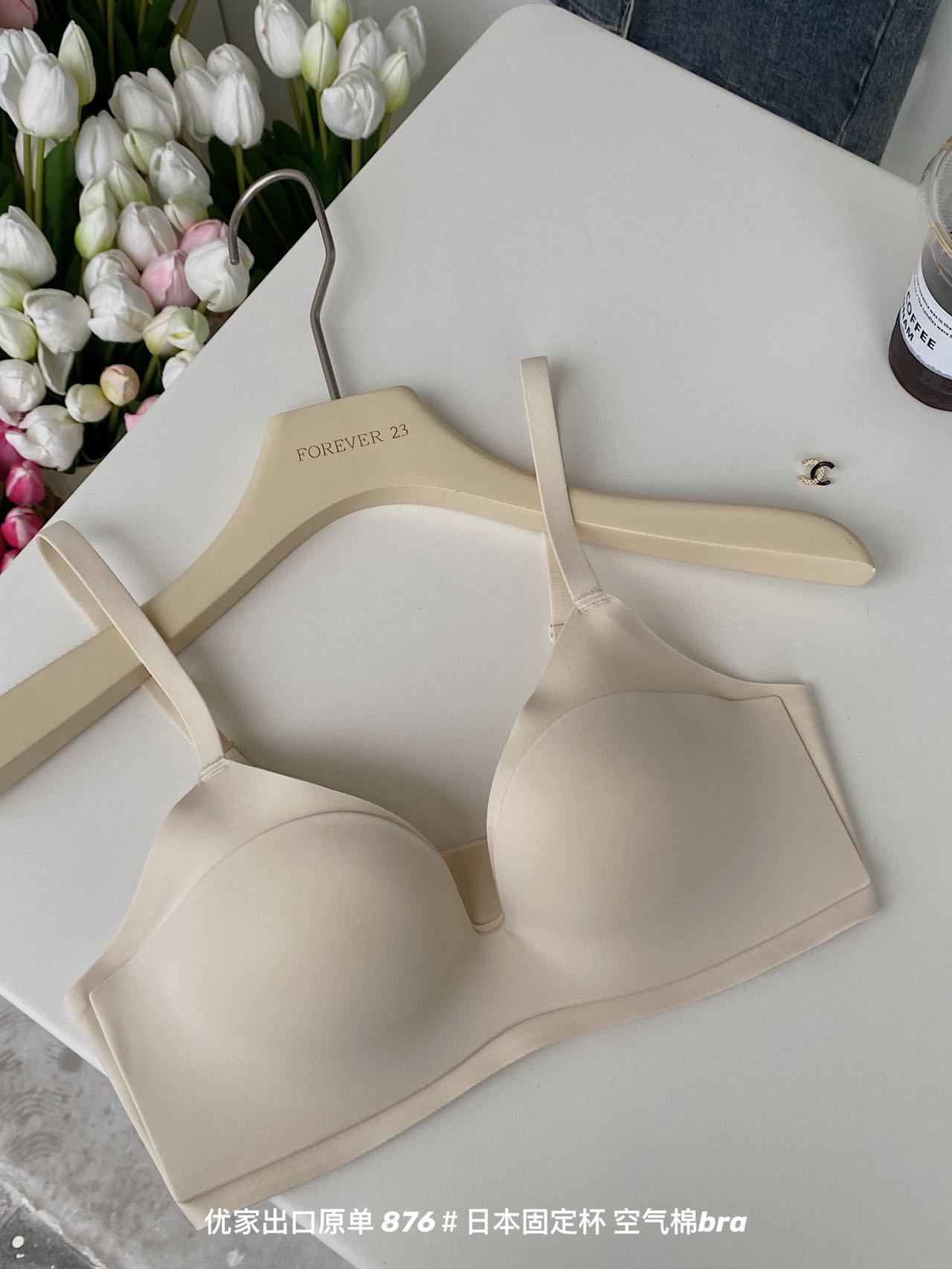 Ropa interior de aire de copa fija delgada de verano para mujer Copa de una sola pieza inalámbrica sin costuras pequeño cofre reunido sujetador de soporte suave