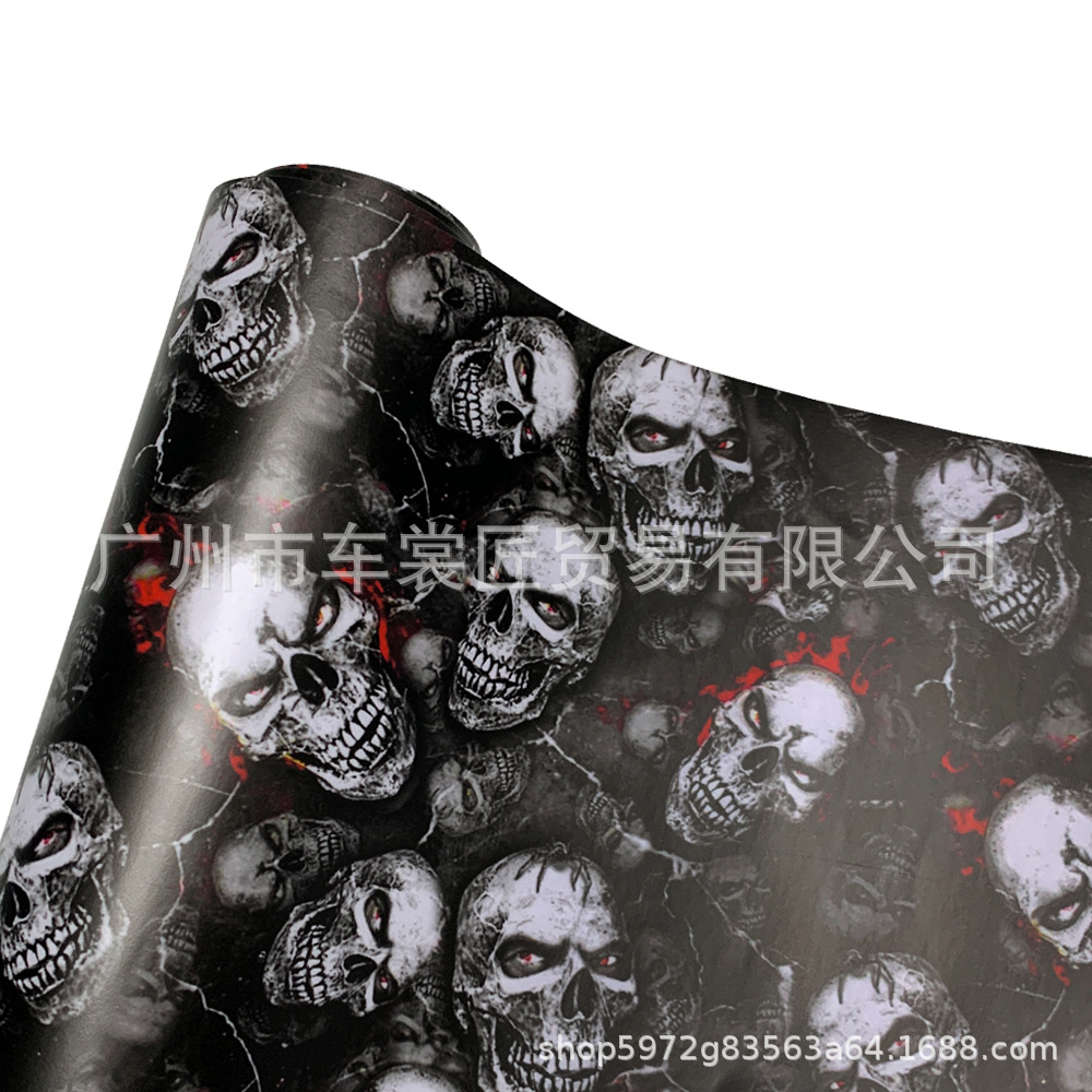 빨간색과 검은 색 두개골 머리