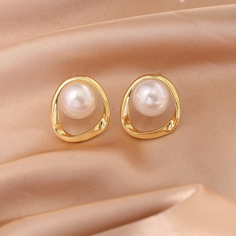 Pearl Earrings Women's Autumn And Winter Alloy Stud Earrings display picture 1