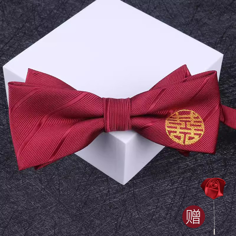 "행복"이라는 단어가 적힌 둥근 나비넥타이(장미 코사지 포함)