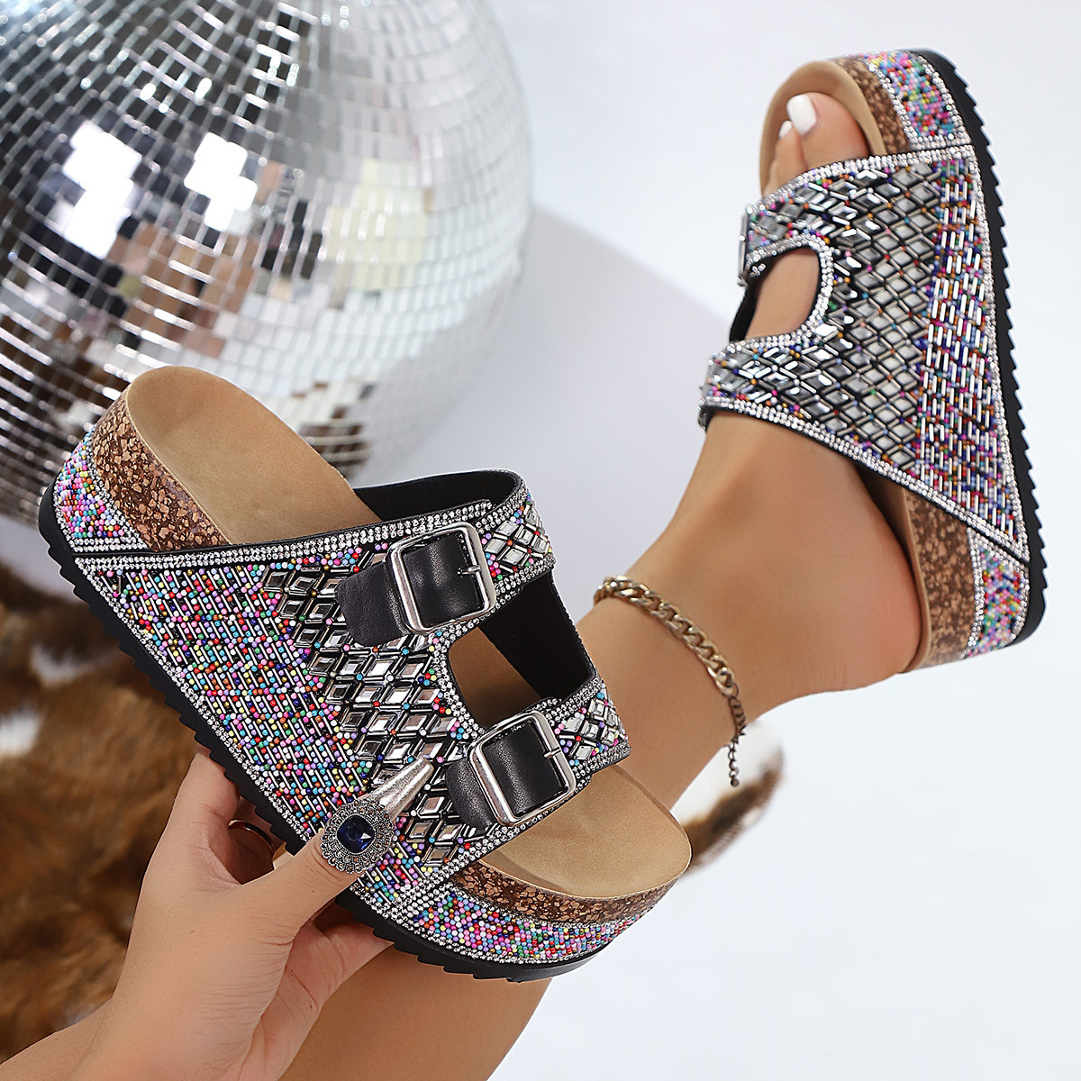 Verano nuevo diamante europeo y americano zapatillas de playa para mujeres 2025 tamaño grande doble botón corcho fondo grueso sandal wish al por mayor