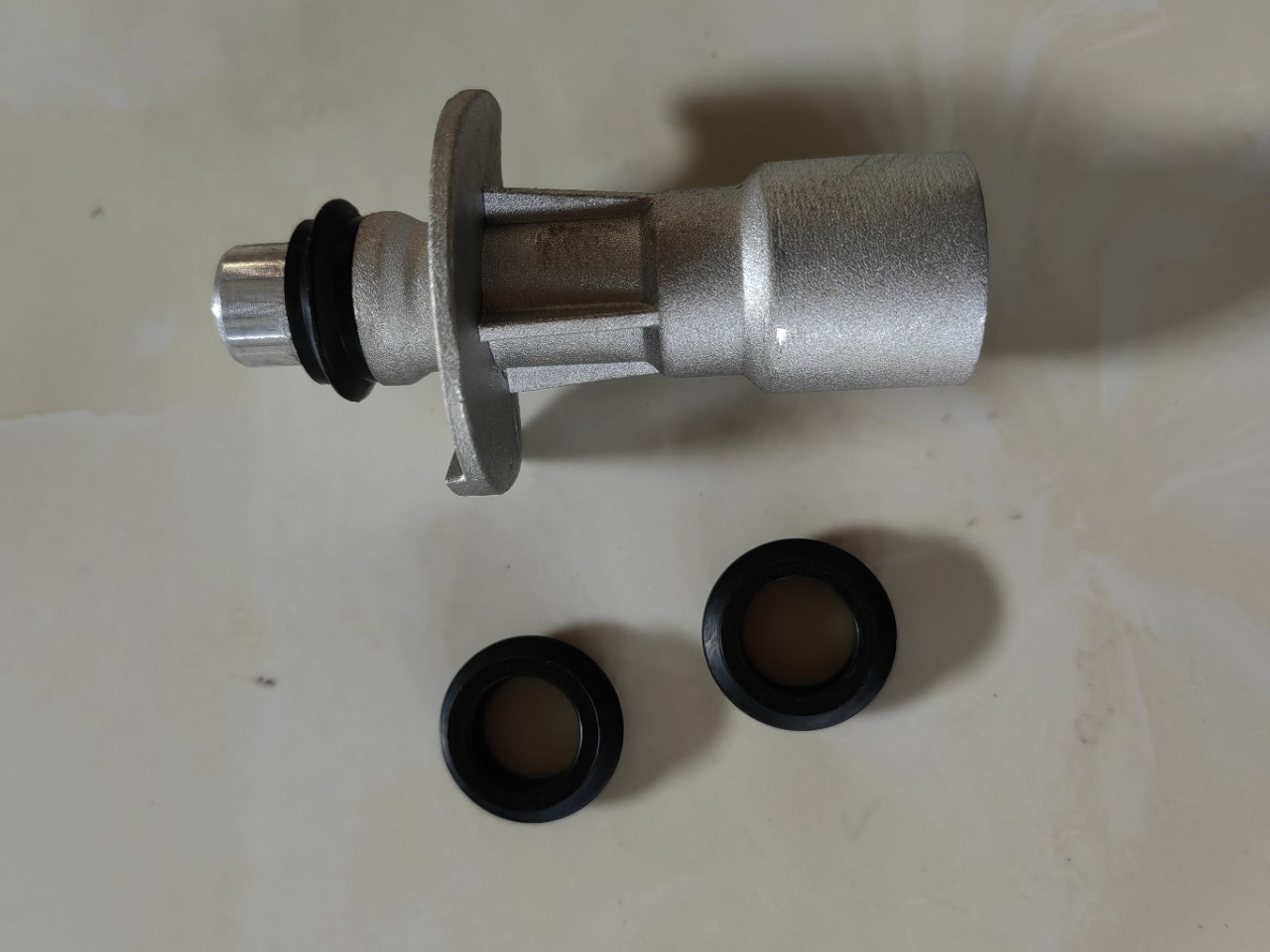 LR028136 Adecuado para el conector de entrada de aceite del enfriador de aceite del motor de aleación de aluminio Land Rover LR030593