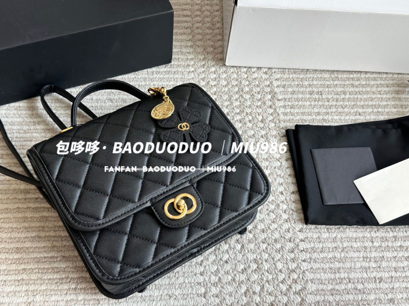 小香风新款25b牛皮手提邮差包四叶草链条徽章金币挂件书包双肩包|undefined
