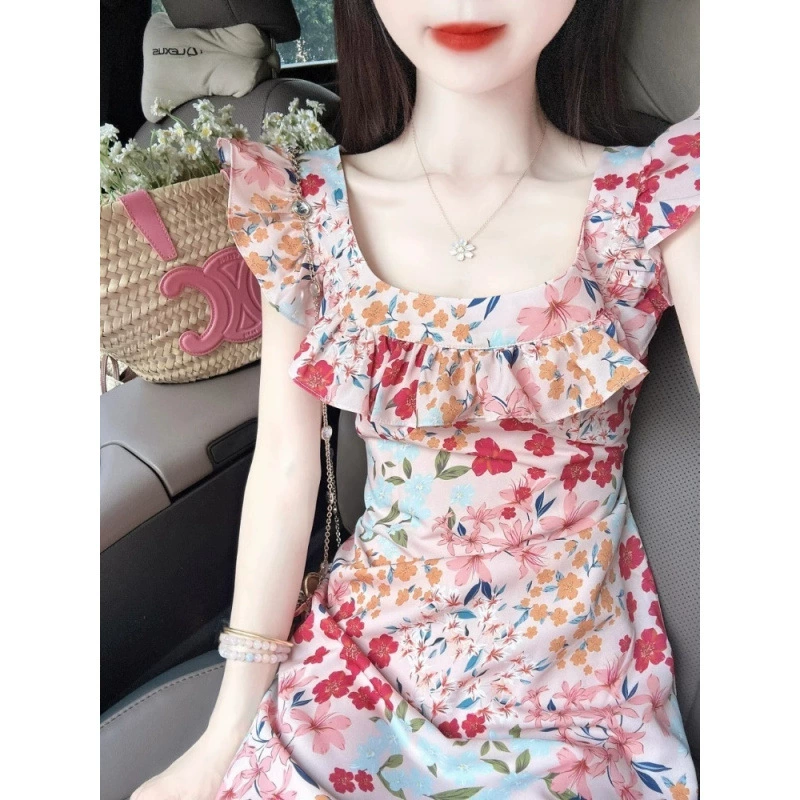 Летнее платье 2025 года, новый модный стиль, высококачественный дизайн, нишевая модель для отдыха на море, элегантное, с короткими рукавами-крылышками и цветочным принтом.