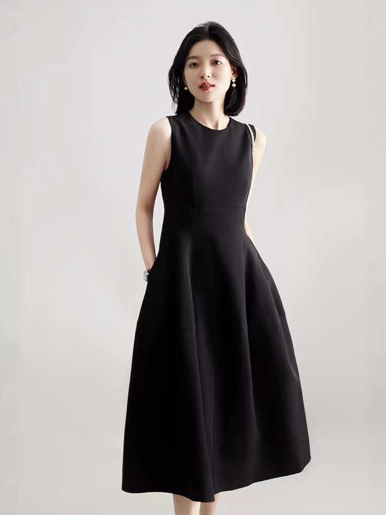 Đầm midi cổ tròn không tay ôm nhẹ phong cách trắng tinh khôi — đen