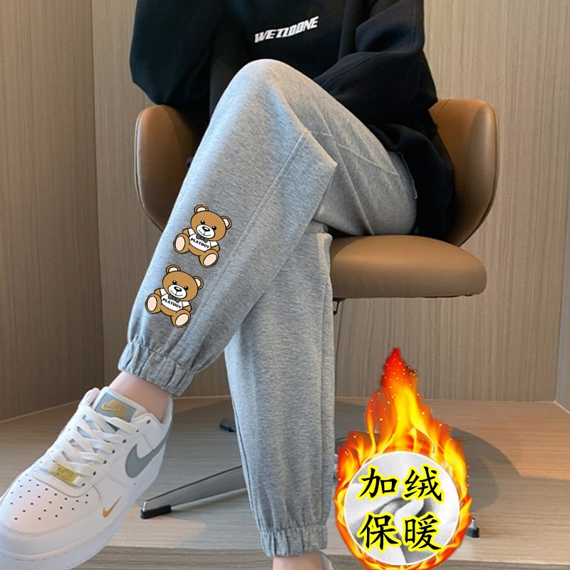 두 개의 노란 곰 레깅스와 벨벳이 달린 회색 바지