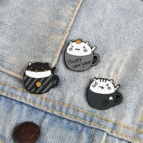 Cross-border funny alternative tea cup inside the world brooch creative pin badge cute couple gift badge