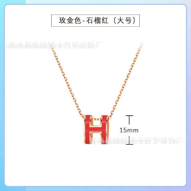 Aijia 銅合金メッキ 18KH レターネックレス、女性用クラシックエナメルペンダント、軽くて豪華なニッチな鎖骨チェーン、親友へのギフトに最適|undefined