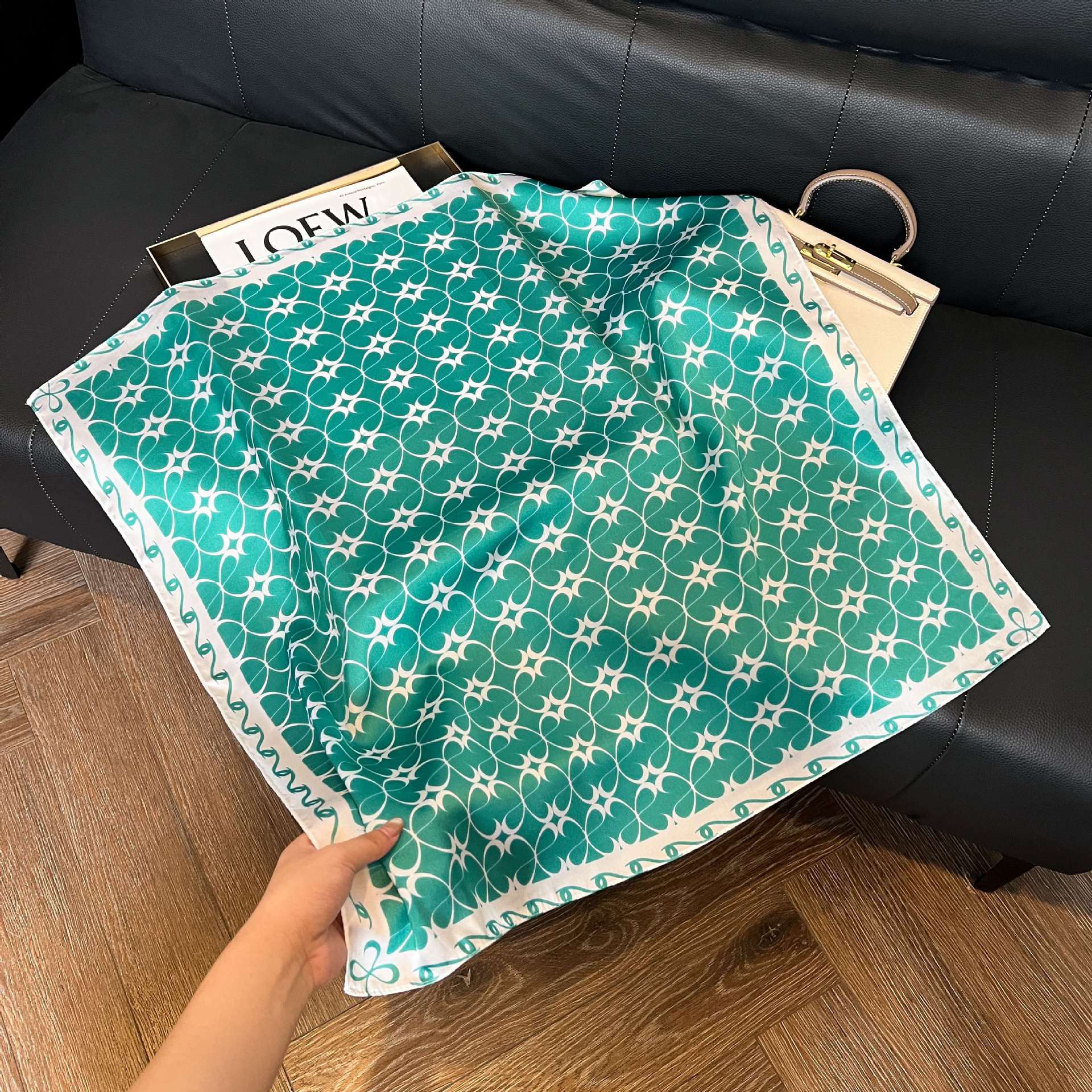 Transfronterizos nuevos bufandas de seda azul de alto nivel de seda cuadrada de simulación bufandas de moda de decoración de moda de combinación bolsa correa de pelo bufandas profesionales