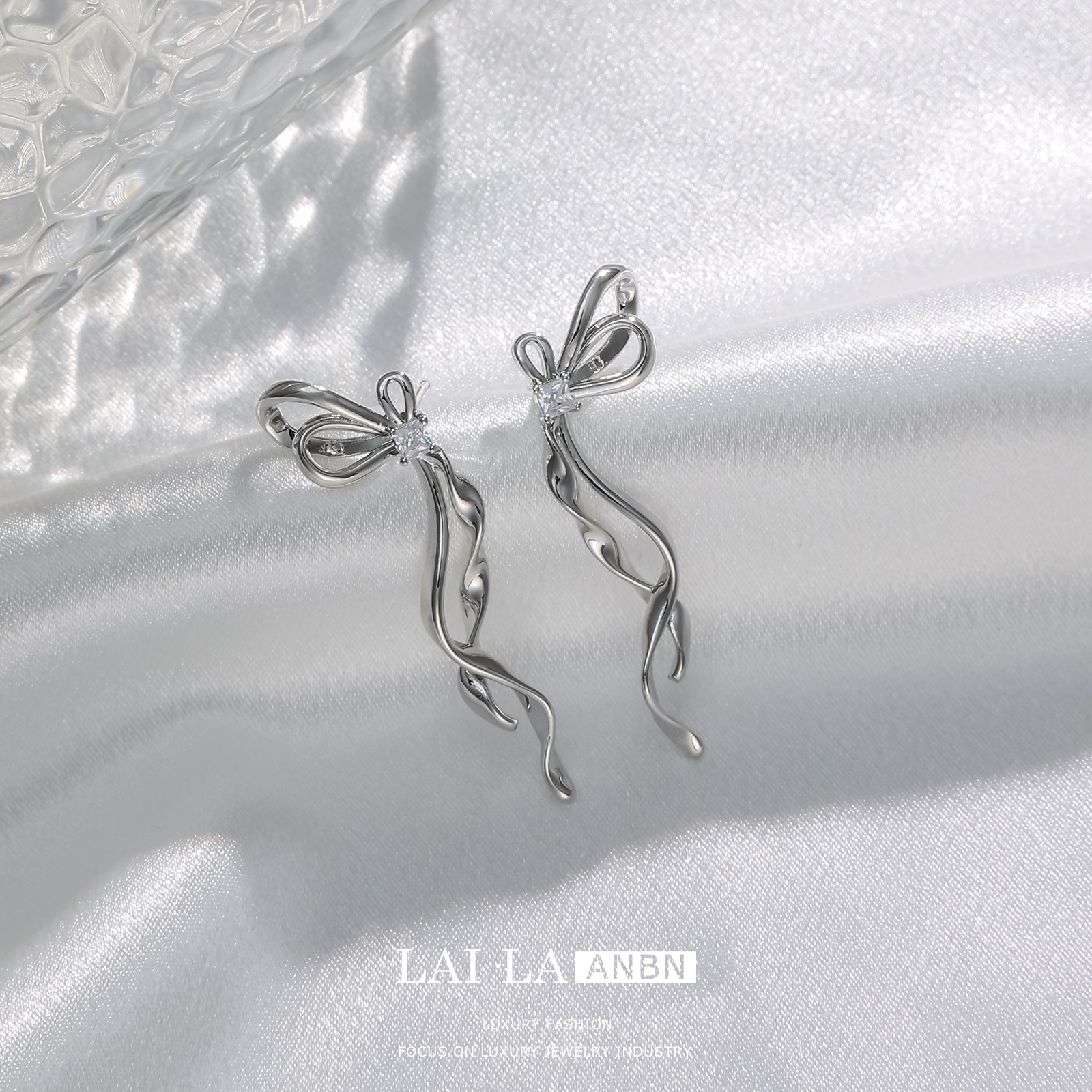 Cinta flexible de metal arco mosquito bobina oreja clip hembra earless pendientes de alto grado hembra zircon pendientes al por mayor