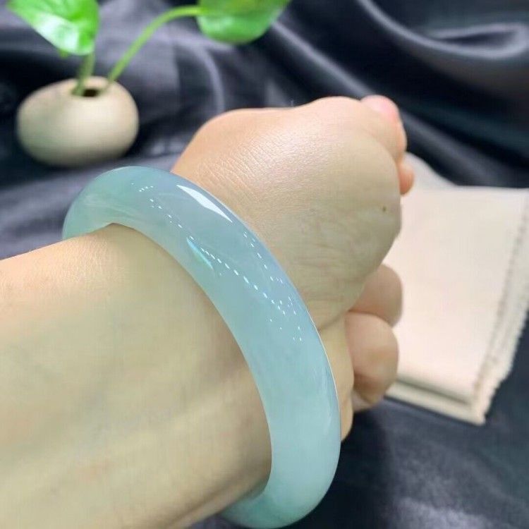 Vòng tay ngọc bích Miến Điện cao cấp nước xanh lam thanh, băng cao, loại băng nữ, có giấy chứng nhận chi tiết 28