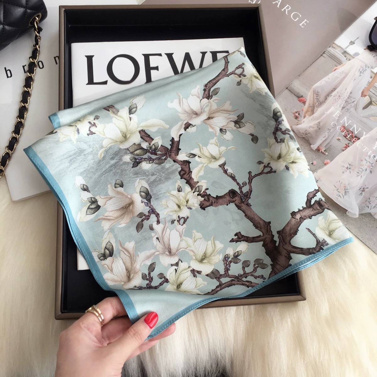 2025 nueva toalla cuadrada de primavera y verano fresca y reducida, nicho ligero y lujoso, bufandas de seda de imitación de mujer universal