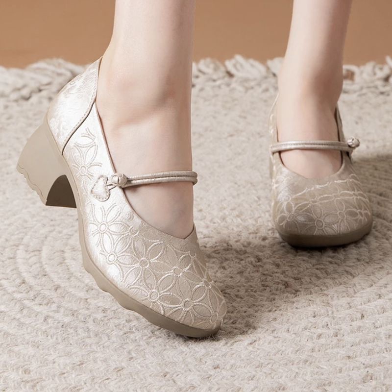 Primavera y verano nuevos zapatos chinos de estilo nacional, madre poco profunda cheongsam, zapatos bordados de mujer, negro, beige blanco, otoño