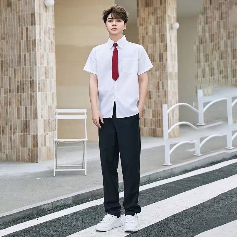 남성용 반팔 + 정장 바지 + 빨간색 넥타이