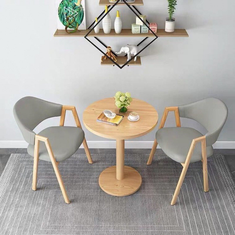 라이트 그레이 가죽 60 라운드 테이블 1개와 의자 2개