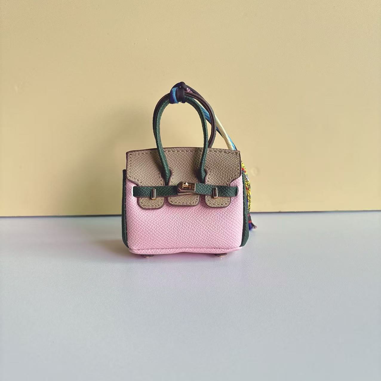 Mini colgante de bolsa de platino de color de contraste, colgante de bolsa de auriculares sobre rojo de alta gama, colgante de llavero de coche, colgante al por mayor