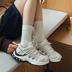 春夏の薄い通気性の靴下の子供の中筒の日本の純色はやせています。