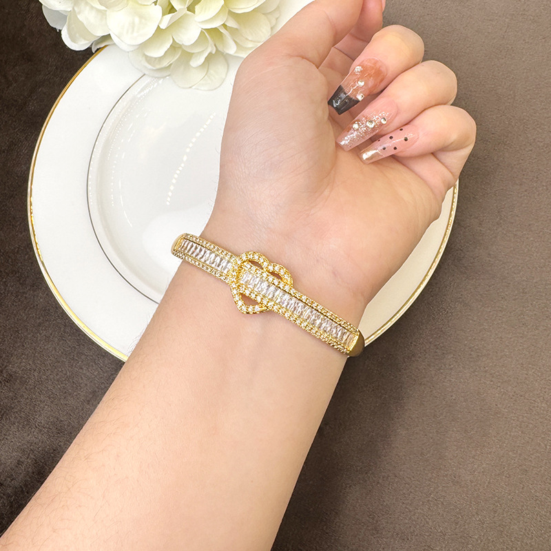 Nuevo brazalete de oro de arena galvanizado de 18 quilates de estilo europeo y americano, anillo de amor de piedra, joyas transfronterizas de nicho femenino