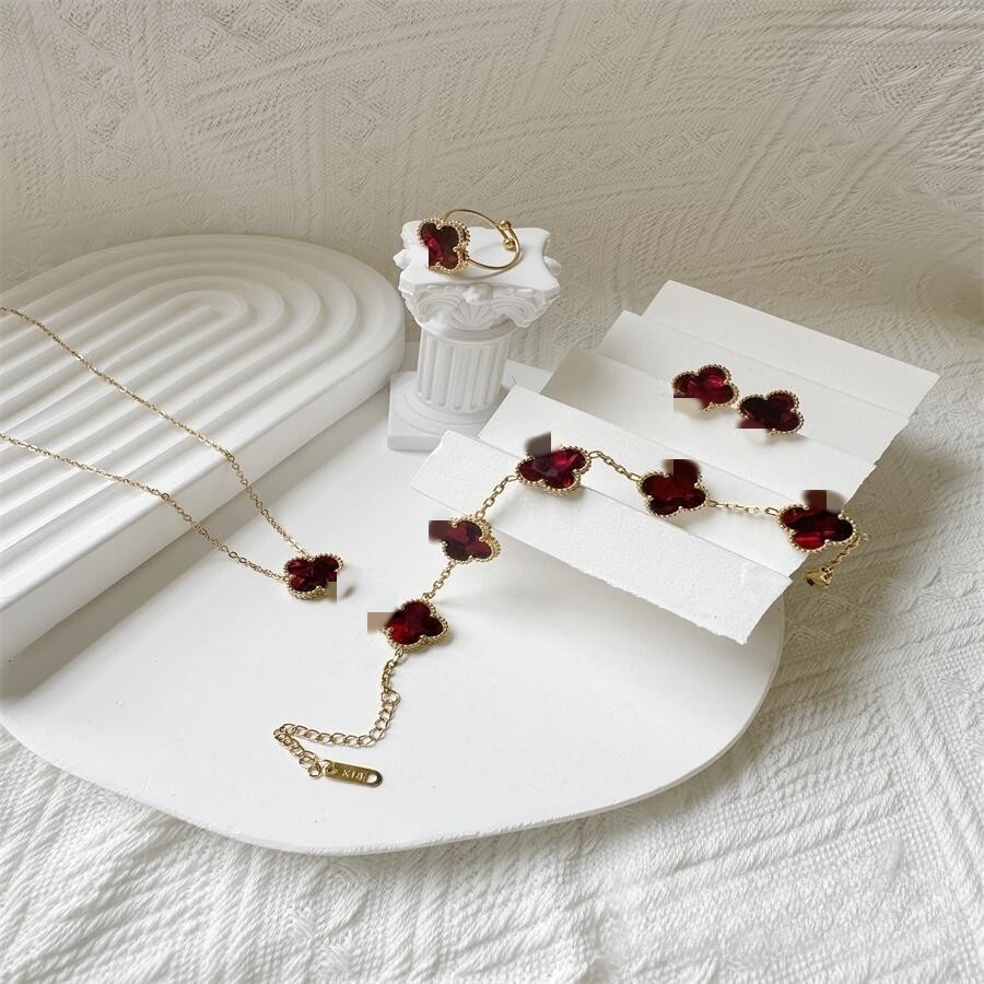 Estilo caliente Este trébol de cuatro hojas 13MM Pulsera de cinco flores 18K Pulsera de trébol de cuatro hojas Collar Pendientes Juego de anillo sin decoloración