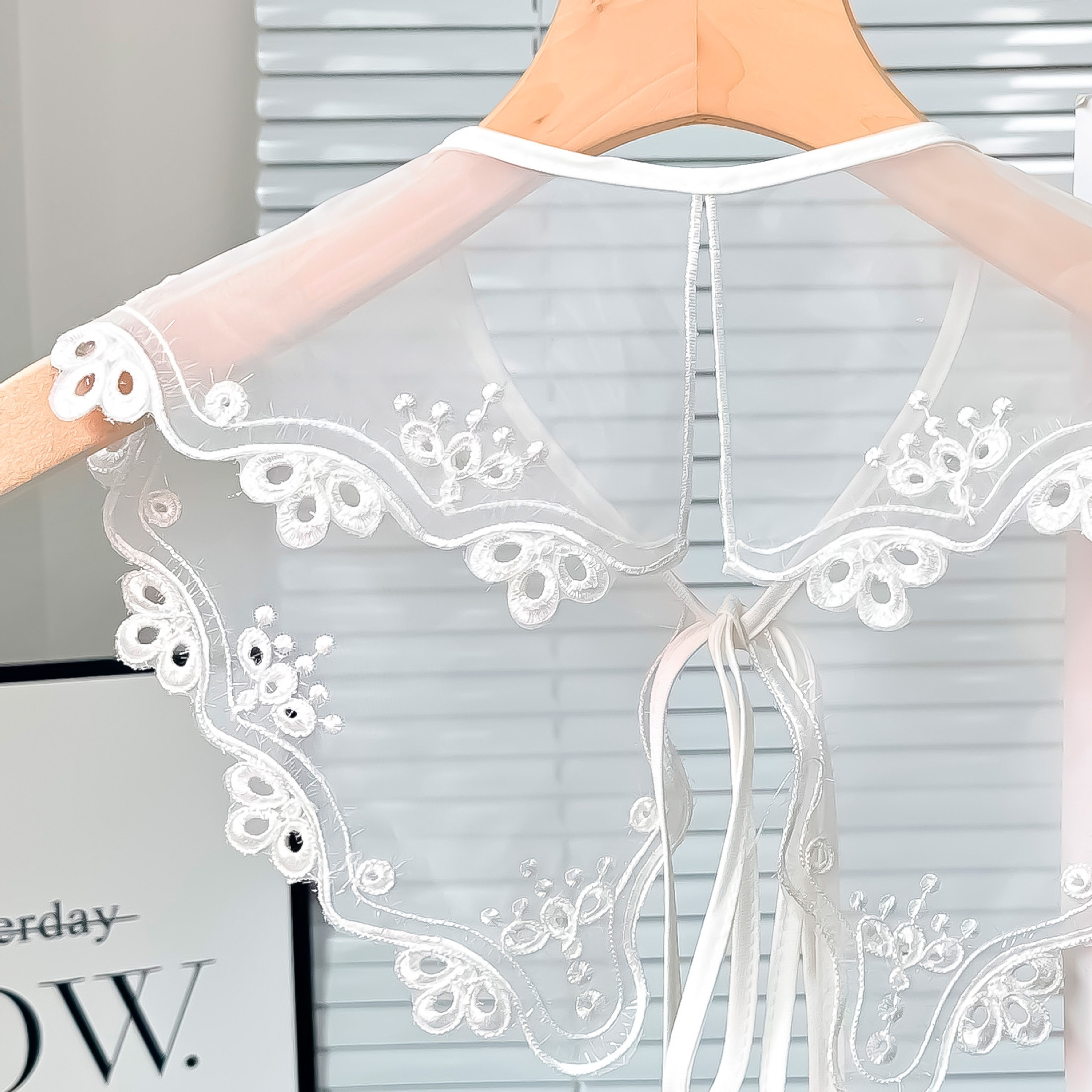 Ogan blanco bordado encaje de cuello falso mujer correa transparente decoración de collar suéter vestido con accesorios