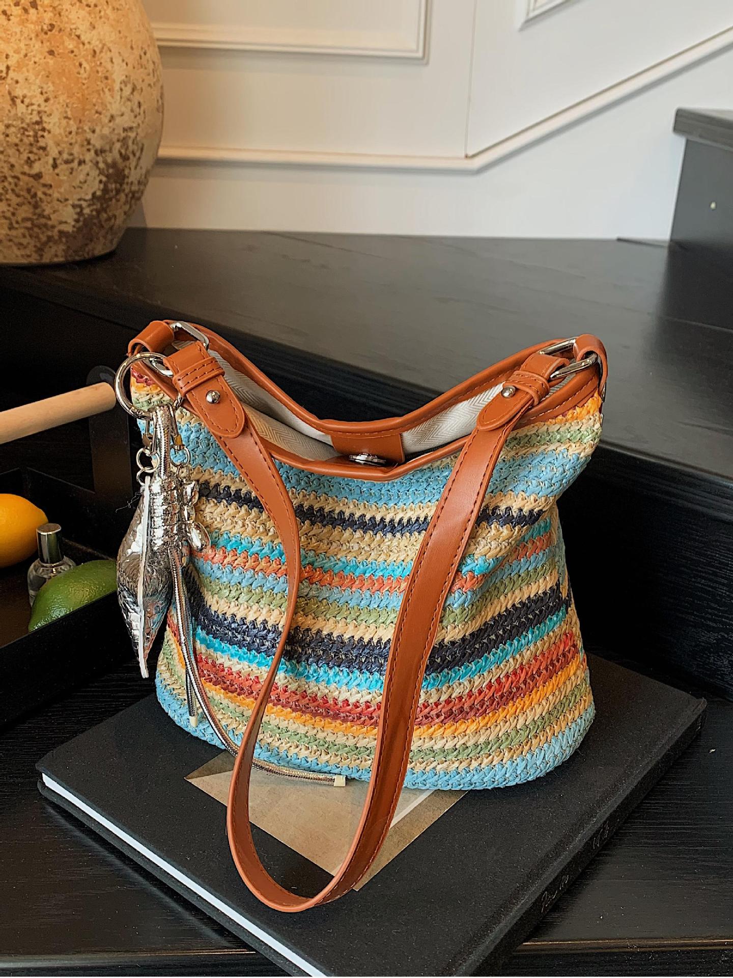 Bolso de cubo tejido arcoíris de estilo caliente de verano 2025 nuevo bolso de playa estilo vacaciones junto al mar bolso de hombro de axila de todo fósforo