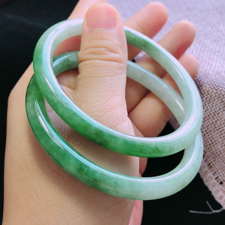 Vòng tay ngọc bích Miến Điện tự nhiên dáng tròn mỏng màu xanh trắng băng sáp chi tiết 2