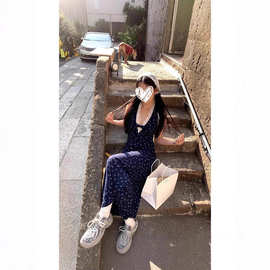 法式无袖挂脖蓝色碎花春夏新款韩系碎花拼接蕾丝V领设计感连衣裙
