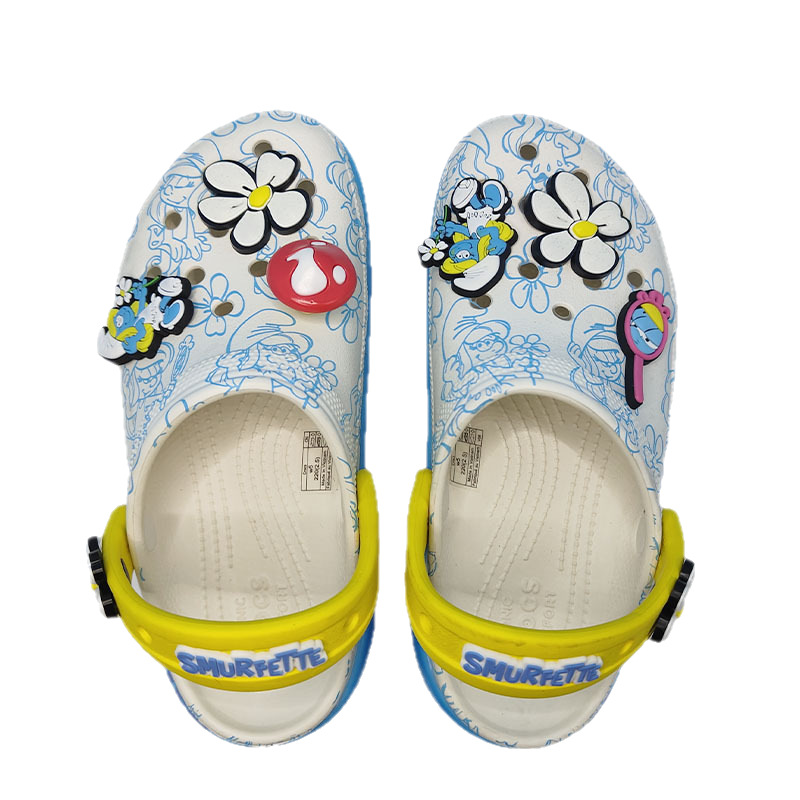 Cross Smurf imprimido nubes agujero zapatos y colección de cooperación azul grueso para mujeres sandalias transpirables