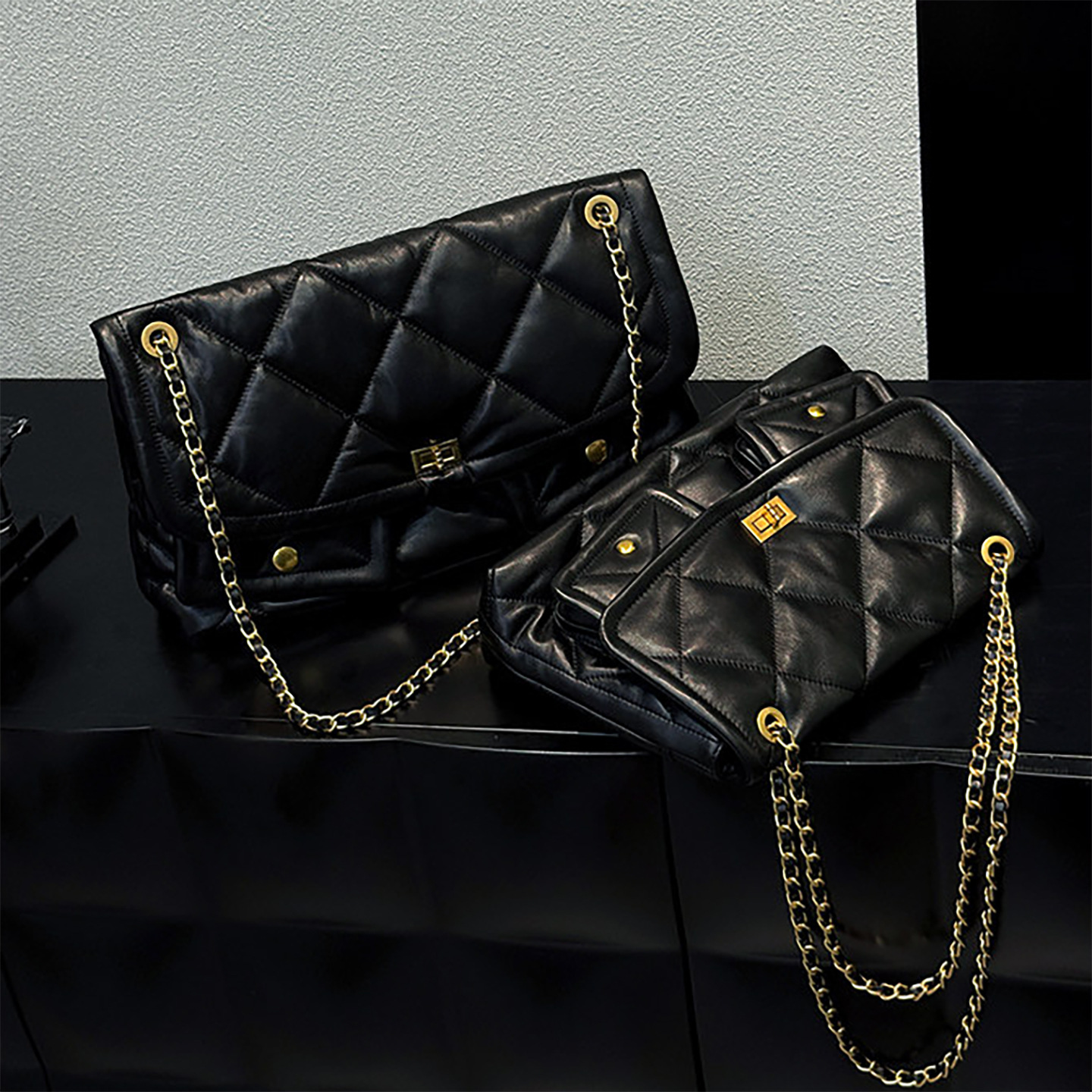 Xiaoxiangfeng Mittelalterliche matte Schultertasche mit zwei Fächern, Rindsleder, Rautenmuster und Kette, großes Fassungsvermögen_voghion.com