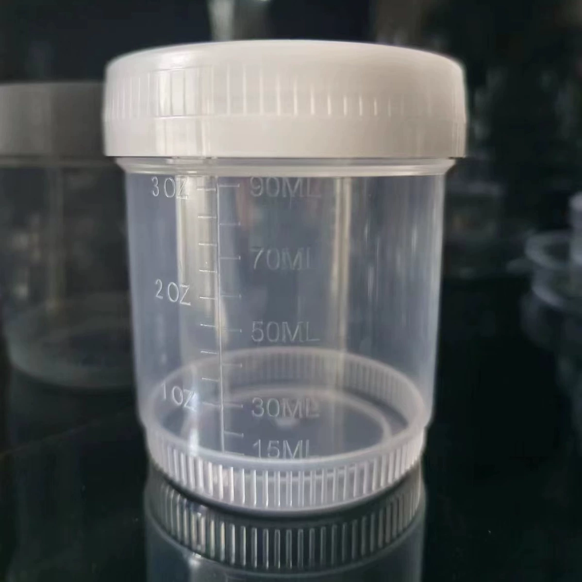 Одноразовый пластиковый стакан для сбора образцов мочи, 90 мл, с завинчивающейся крышкой и шкалой