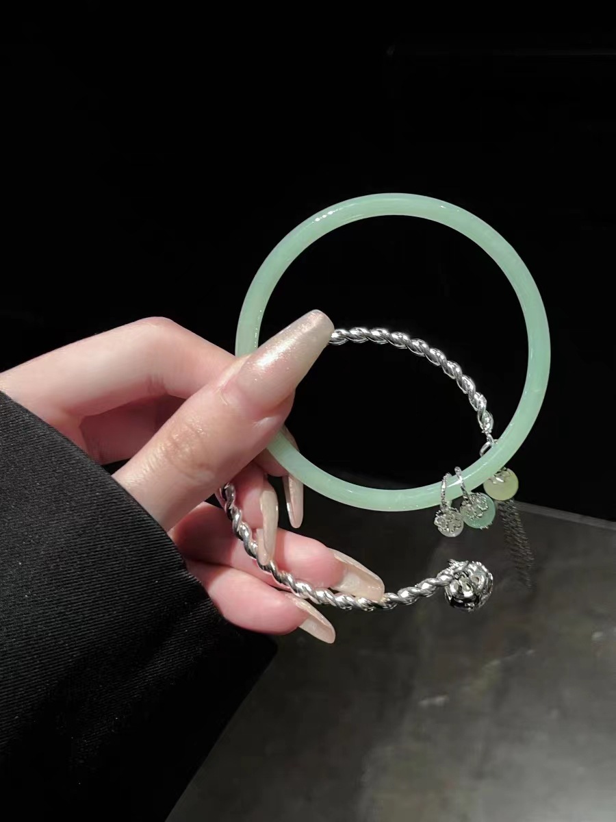 复制_复古风晴水绿仿玉髓开口手镯叮当镯女铃铛甜.jpg