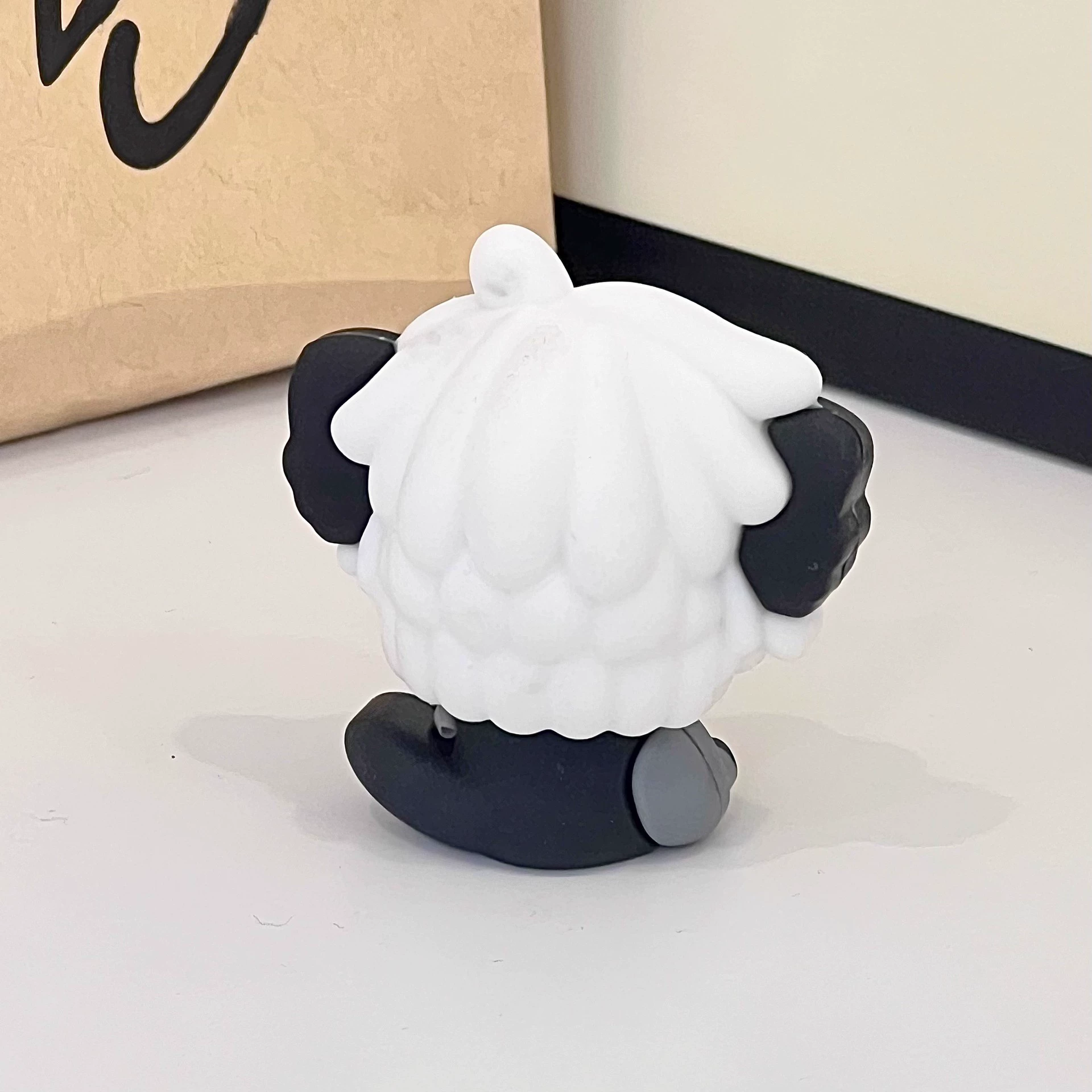 Милый минифигурка Luo Xiaohei, сидячая поза, blind-box и наборы