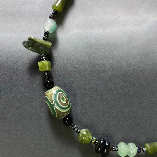 New Chinese-style Tibetan-inspired necklace for women, retro ethnic style pendant necklace, unique design, fashionable and versatile, cultural and artistic accessories.