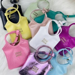 創意的な大衆がミニバケツを飾って、石の紋様を包みます。
